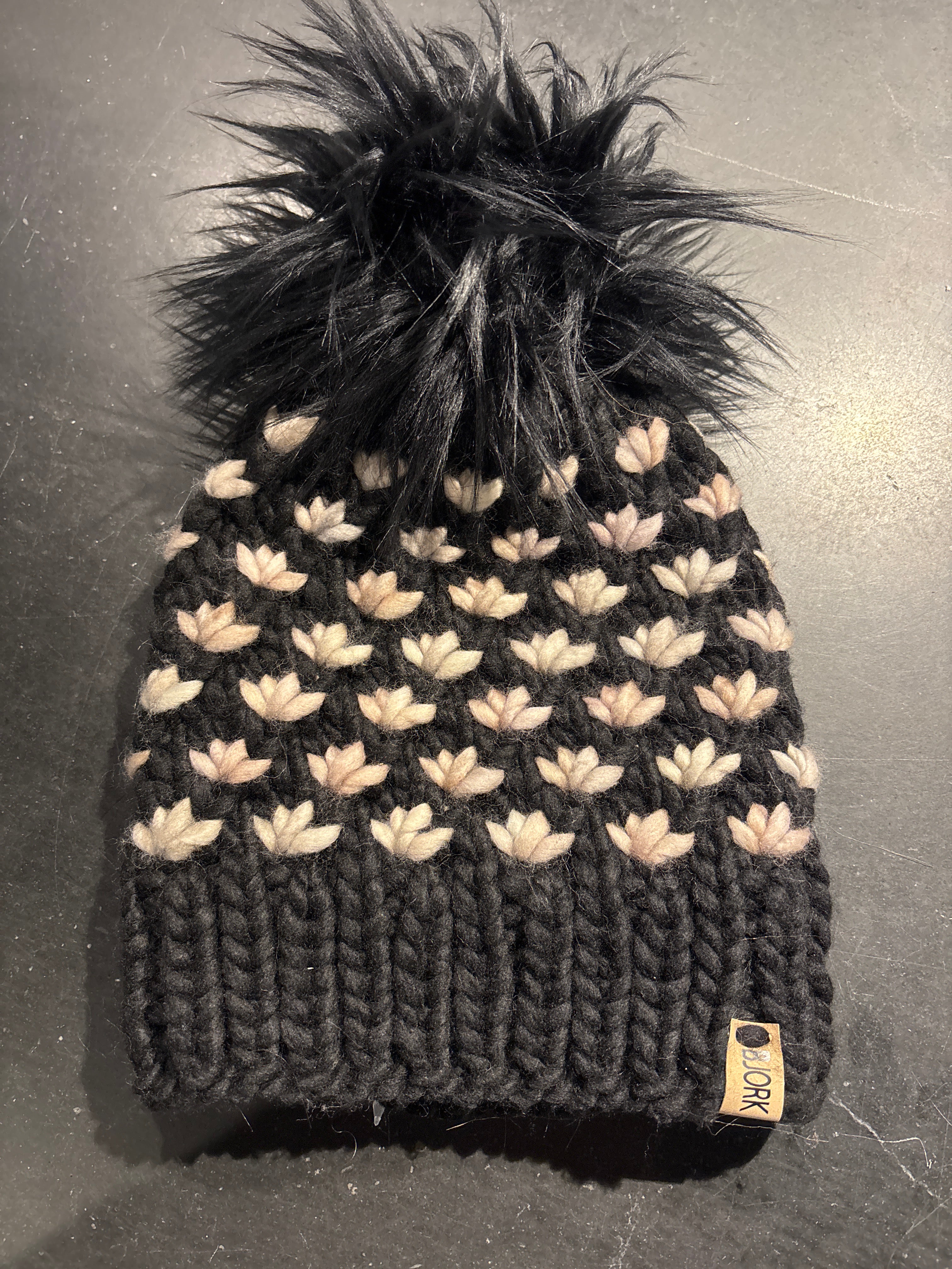 Frostròs | Hat With Pom Pom
