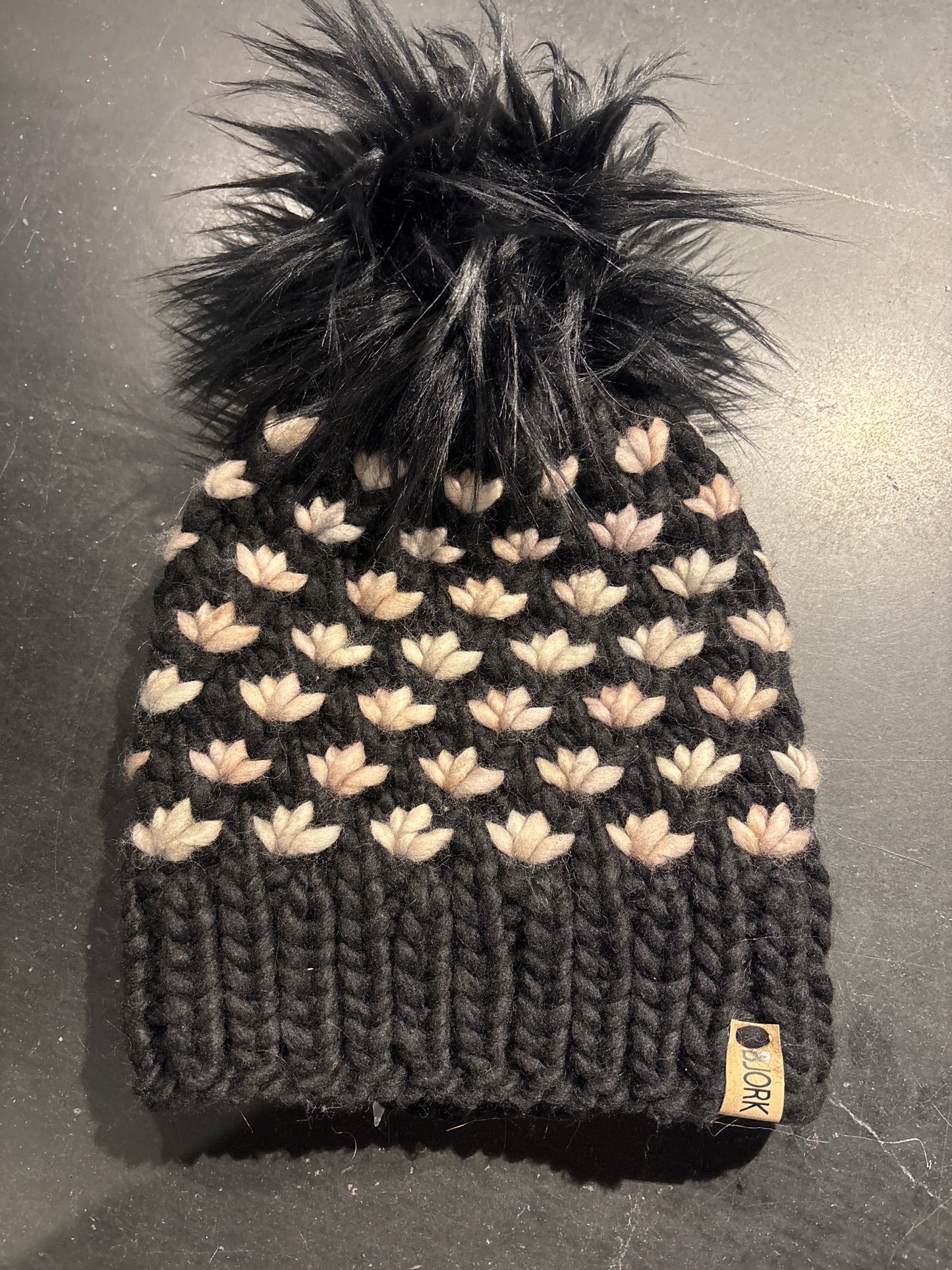 Frostròs | Hat With Pom Pom
