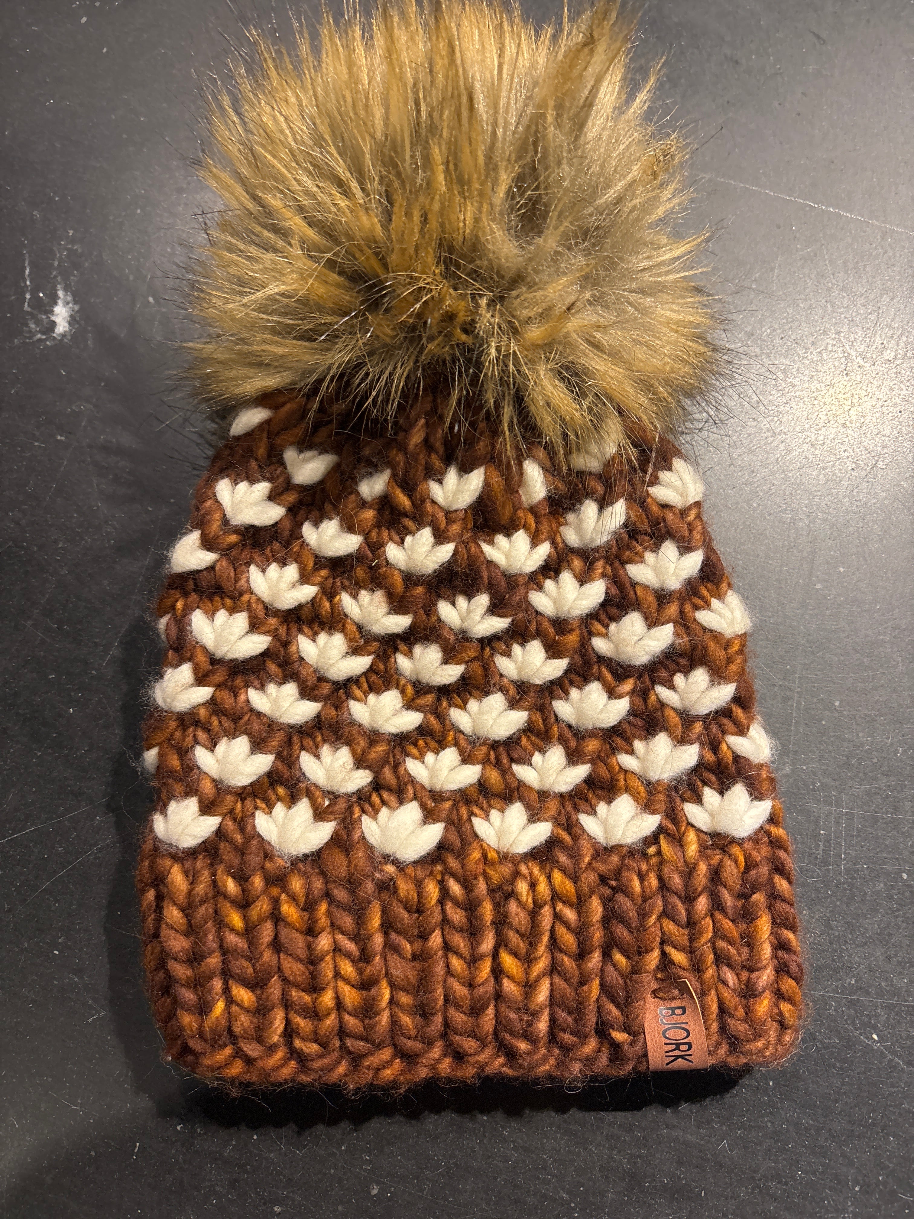 Frostròs | Hat With Pom Pom