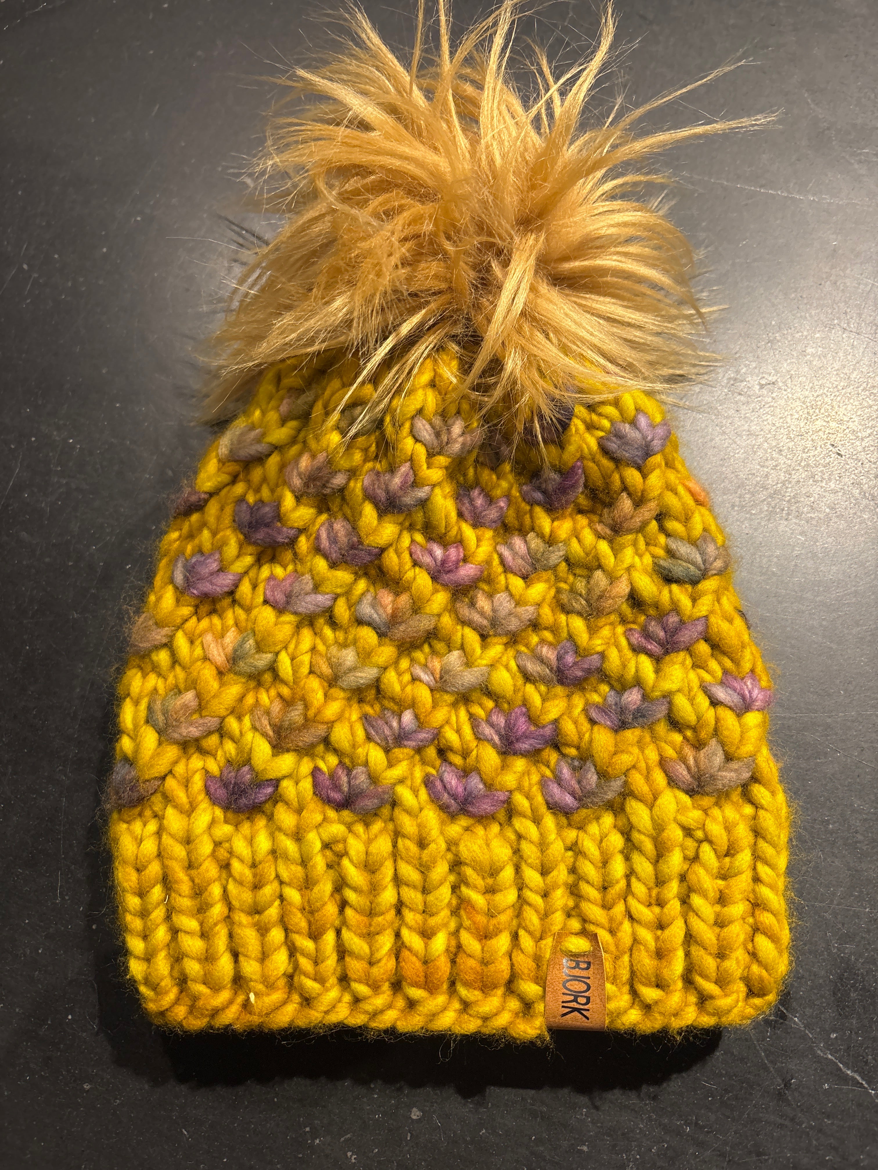 Frostròs | Hat With Pom Pom