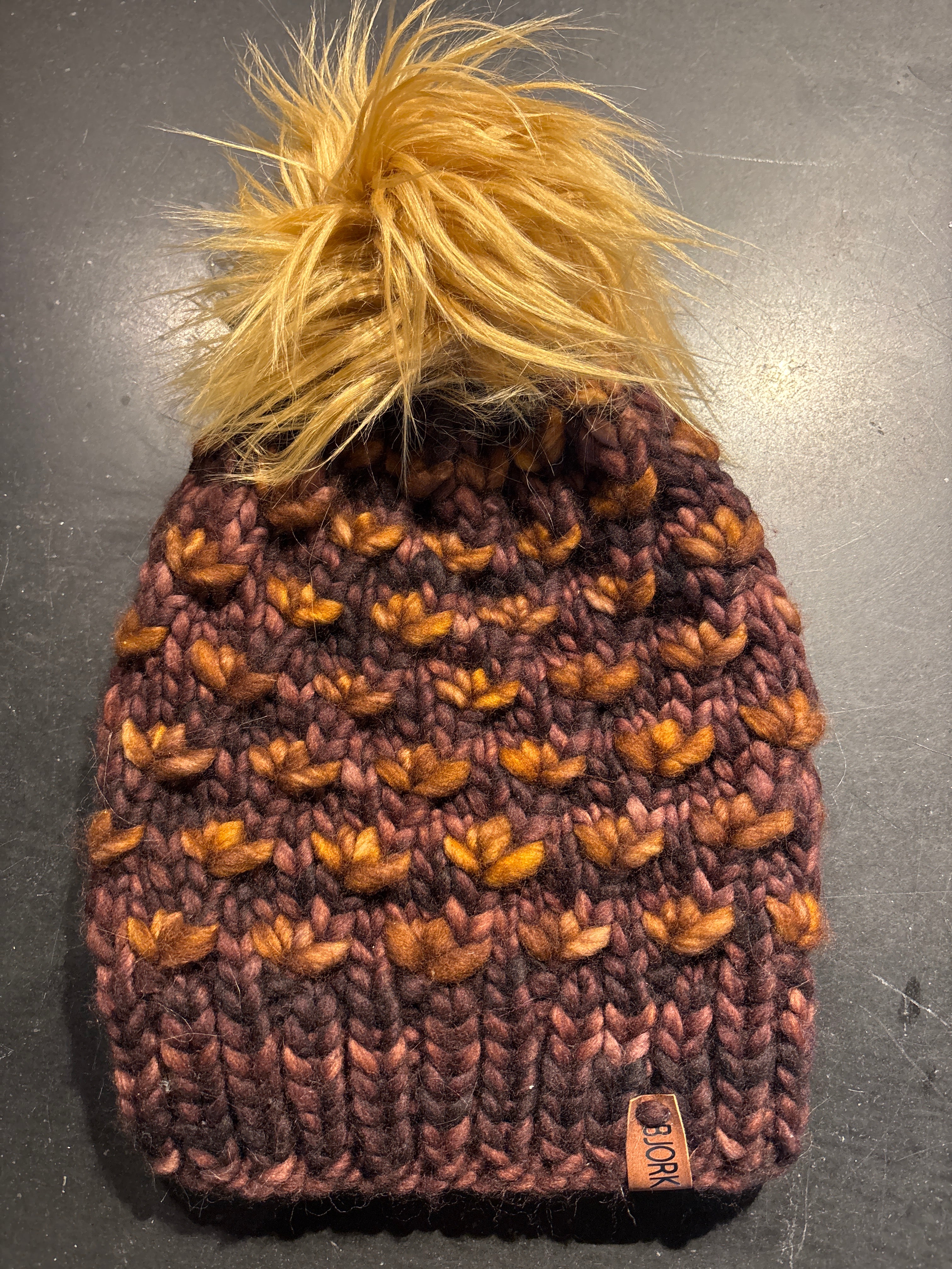 Frostròs | Hat With Pom Pom