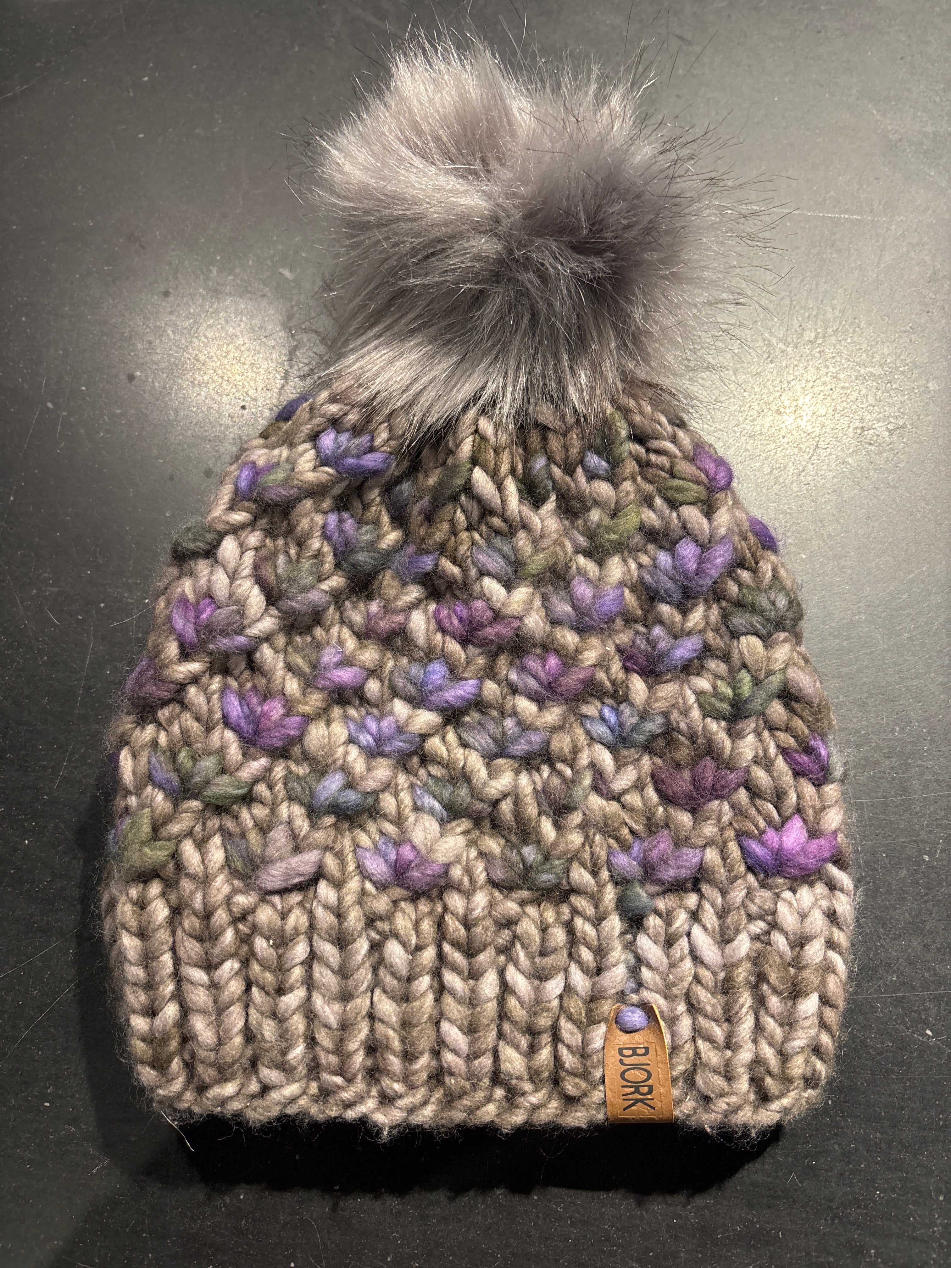 Frostròs | Hat With Pom Pom