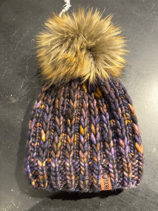Fjara | Knit Hat with Detachable Pom Pom