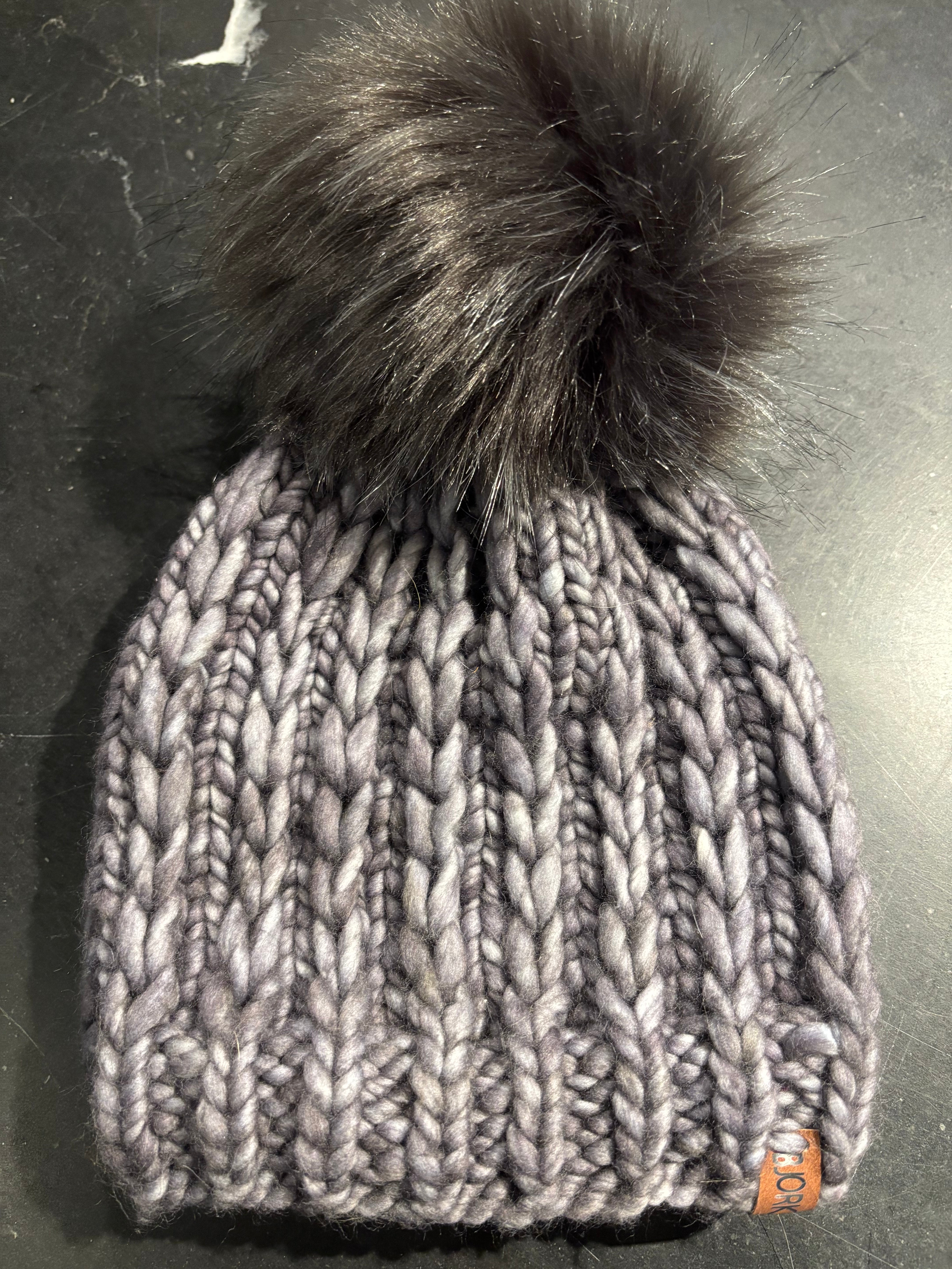 Fjara | Knit Hat with Detachable Pom Pom